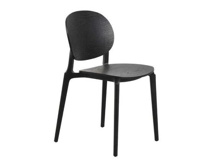 Chaise noire en résine assise et dossier en Bois naturel teinté