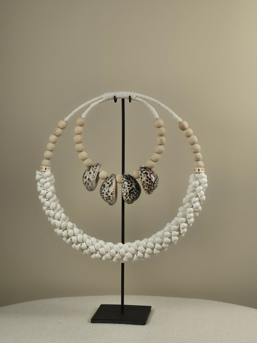 Blitzdeco Handgemaakte Schelpenketting met Grote Cowrie Schelpen op Standaard - Beige Wit