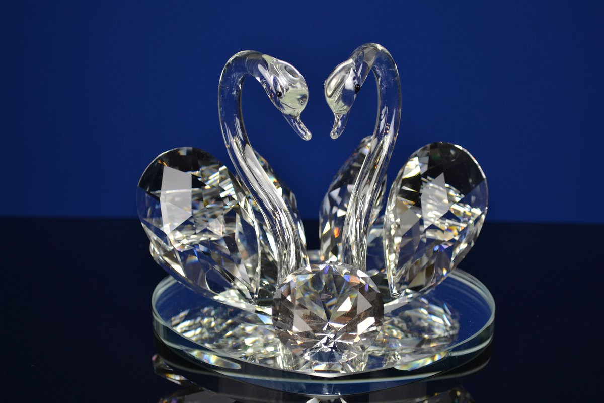 Luxe Kristallen Zwanen op Schaal met Romantisch en Elegant Design
