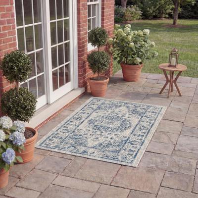 SAFAVIEH Courtyard Tamara Indoor/ Outdoor Waterproof Patio Backyard Rug
