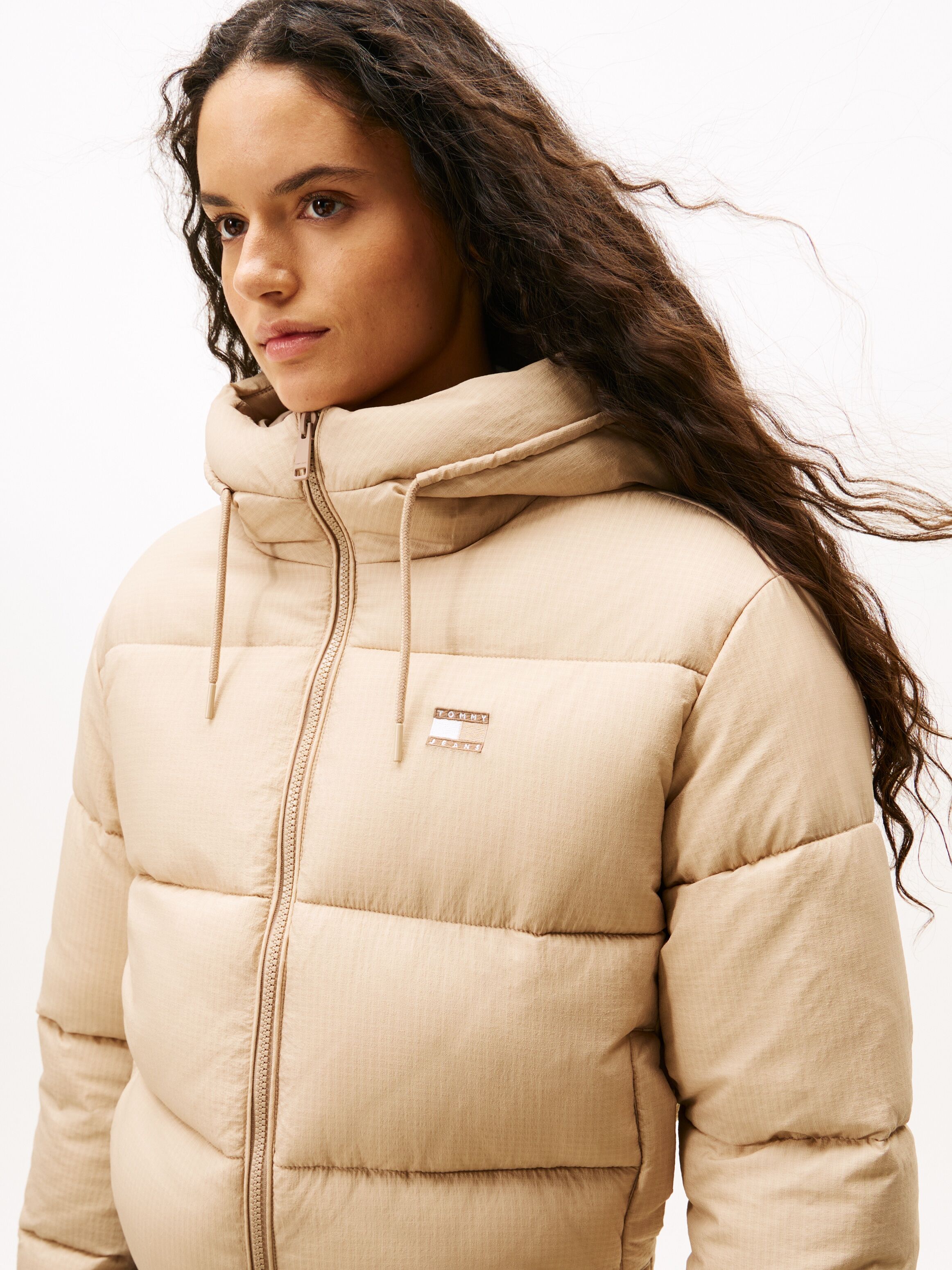 Steppjacke TOMMY JEANS "TJW HOODED PUFFER JACKET", Damen, Gr. L (40), beige (malted milk), Web, Obermaterial: 100% Nylon, unifarben, regular fit, Jacken Steppjacke malted milk L (40)