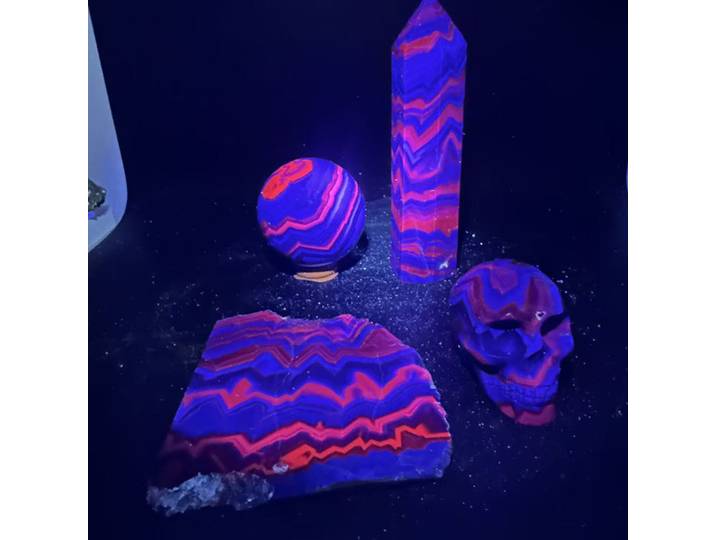 Pierre naturelle Rose Firefly Stone, Tour de billes, Planche de crâne, Pierre rouge fluorescente, Décoration d'intérieur, Cristal de guérison du Pakistan