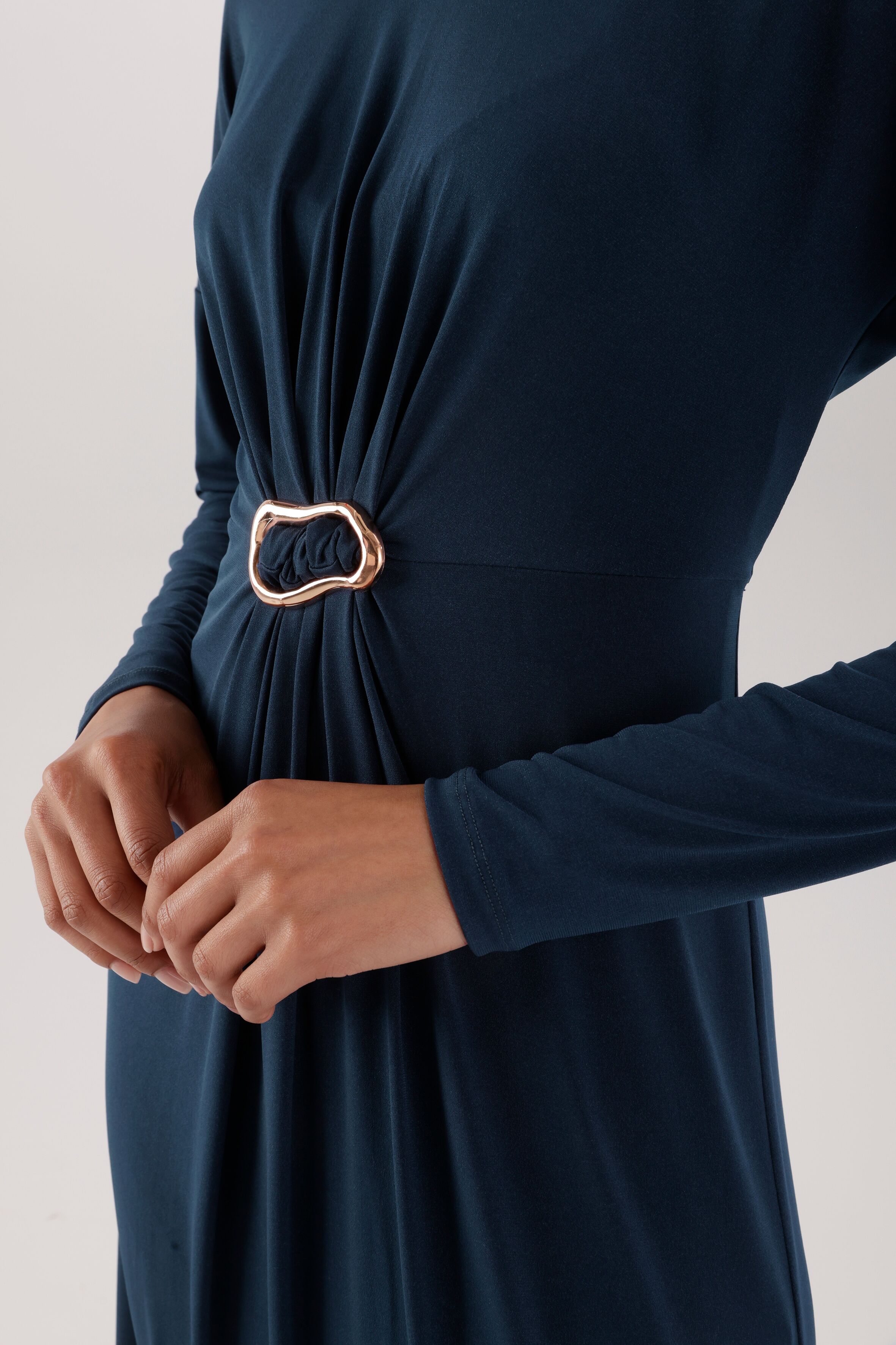 Maxikleid ANISTON SELECTED, Damen, Gr. 38, N-Gr, Langarm, Jersey, blau (marine), Jersey, Obermaterial: 95% Polyester, 5% Elasthan, unifarben, figurumspielend knöchelfrei, Kleider Maxikleid, schmeichelnde Raffung mit dekorativer Brosche - NEUE KOLLEKTION m