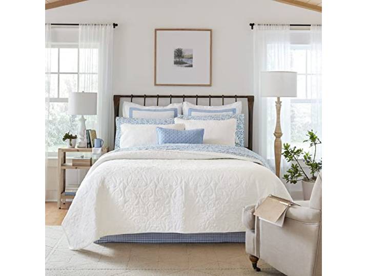 Laura Ashley Felicity Collection Steppdecken-Set, ultraweich, für alle Jahreszeiten, wendbar, stilvolle Decke mit passenden Kissenbezügen, Doppelbett, weiß