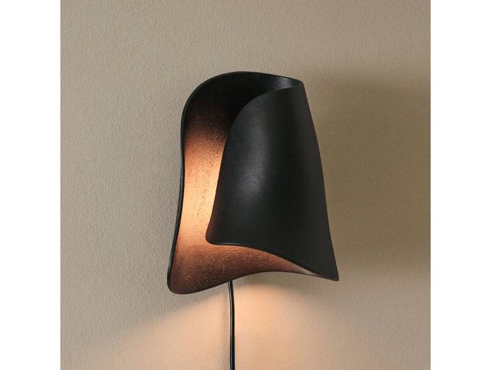 OYSTER Wandlampe, schwarz, Höhe 29 cm Stecker - ferm LIVING - Wohnzimmer - Design - Aluminium - Einflammig