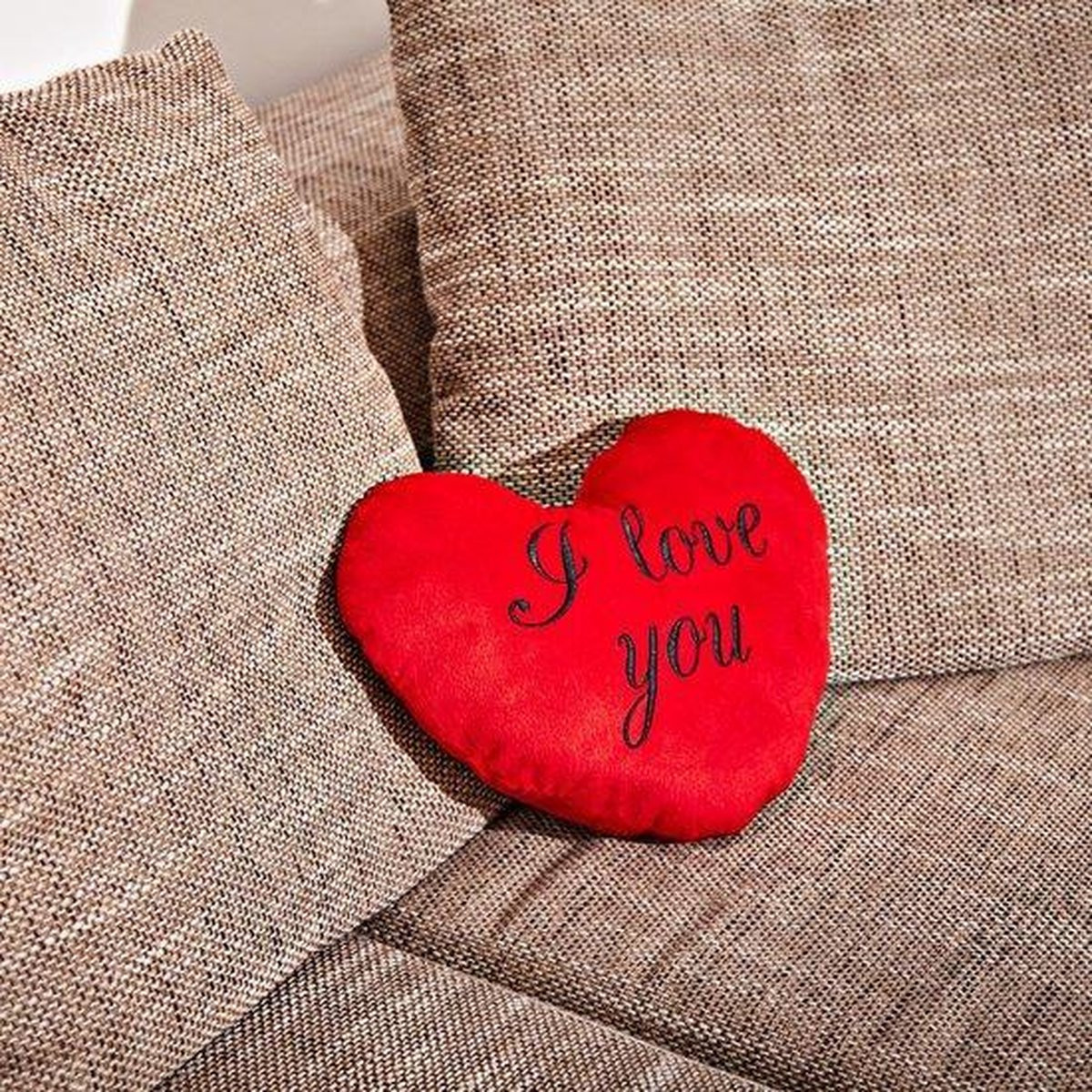 Rood hartkussen met I love you tekst voor volwassenen