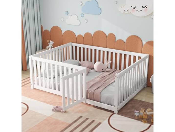 BTM Kinderbett 140 x 200, Holzboden Bettrahmen mit Zaun und Tür, Weiß