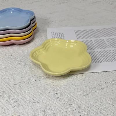 Daily Discovery Elegant Flower Raised Ceramic Cat Bowl For Comfortable Healthy Feeding cream Yellow