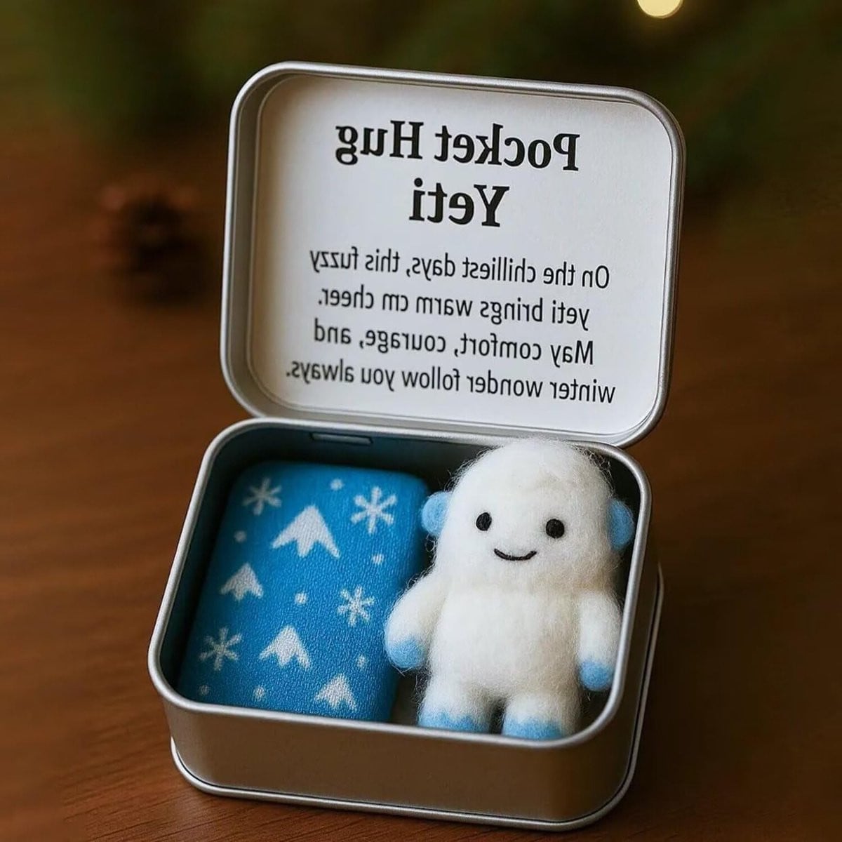 Handgemaakt mini gebreid kerstbeeldje in tinnen doos met vilten aandenken