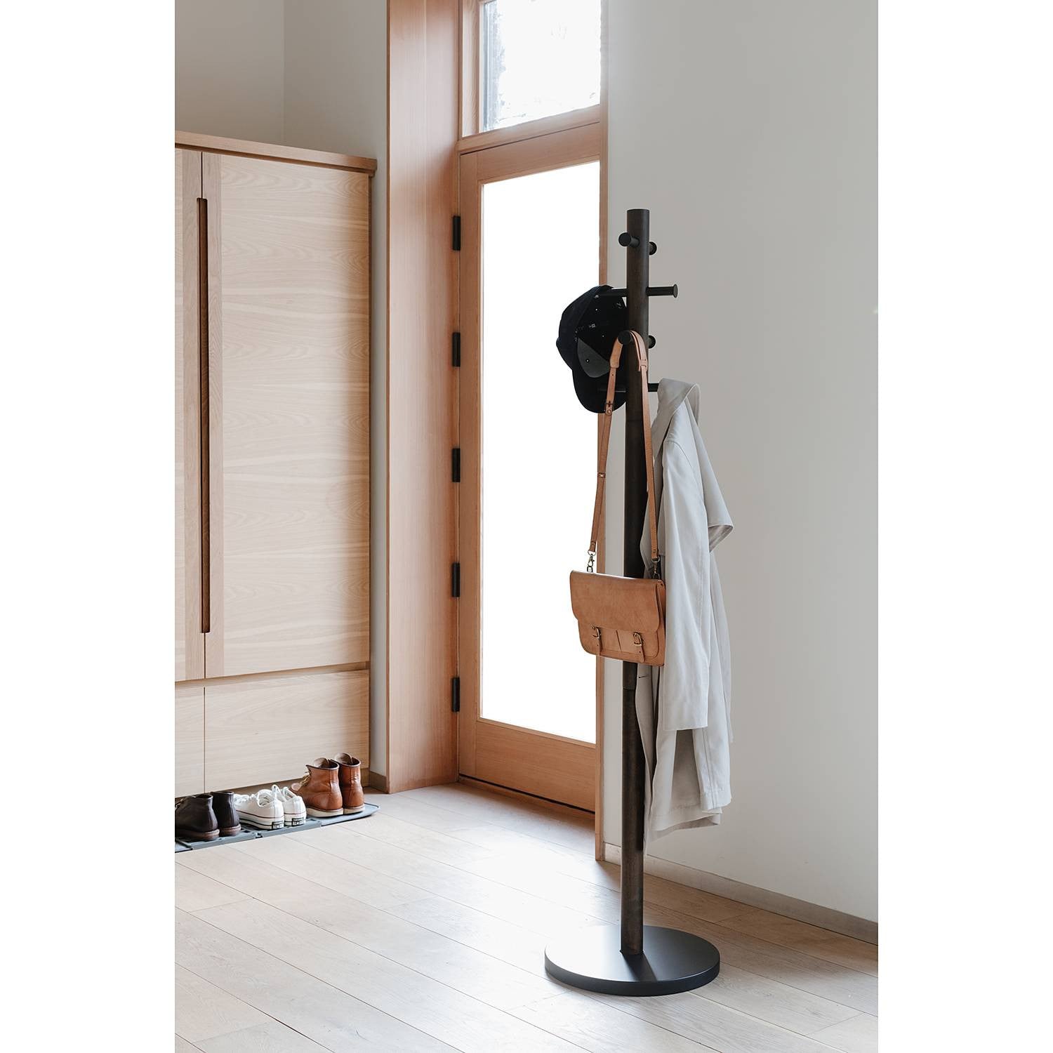 Umbra Pillar Kapstok met Hoeden- en Parapluhouder, Zwart/Notenhout, Hoogte: 165 cm, Diameter: 40 cm