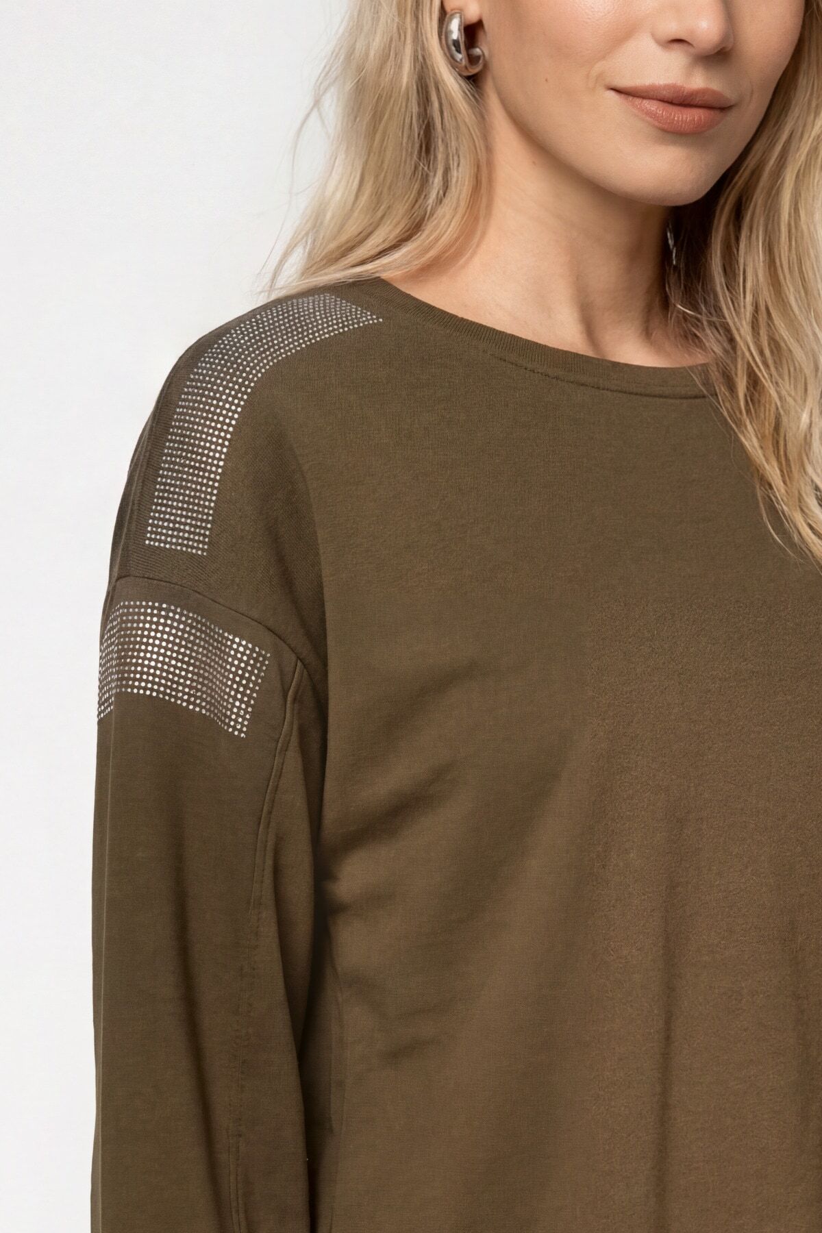 Sweatshirt MONARI "Sweatshirt Schmuck", Damen, Gr. 36, olive, Sweatware, Obermaterial: 55% Polyester, 38% Viskose, 7% Elasthan, unifarben, regular fit taillenbedeckt, Rundhals, eingesetzt Rippbündchen, Sweatshirts Sweatshirt, Regular fit mit Strassdetails