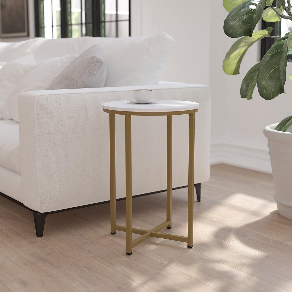 Unyqoos Moderne bijzettafel met witte marmeren uitstraling en gouden metalen frame