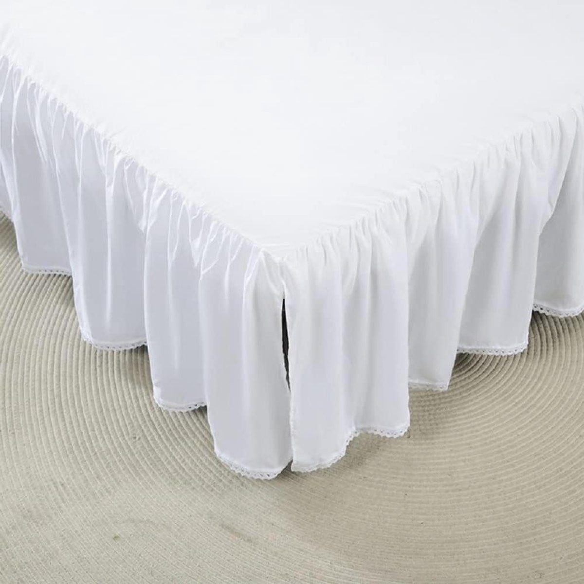 Witte ruches bedrok voor queen size bed met gespleten hoeken