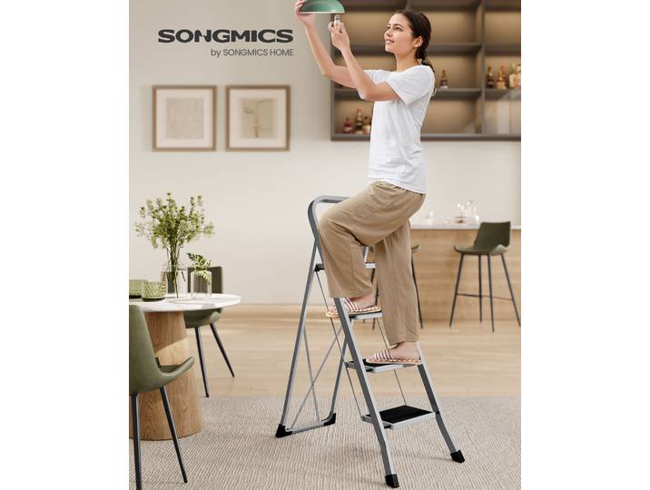 SONGMICS Marchepied 4 Marches Pliable, Escabeau, Verrou de Sécurité, Facile à Ranger, Charge 150 kg, Gris