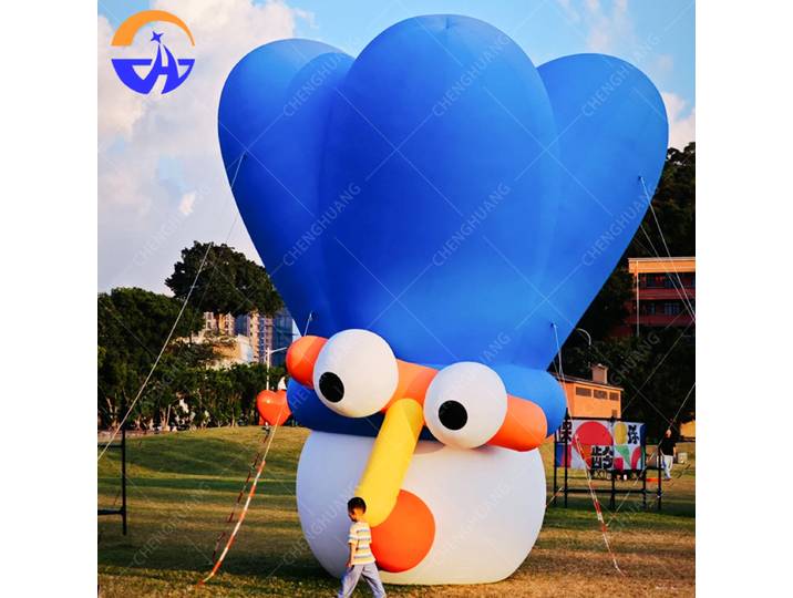 Grand accessoire de badminton bleu gonflable de dessin animé-décor personnalisable pour la promotion d'événements sportifs de pelouse en plein air