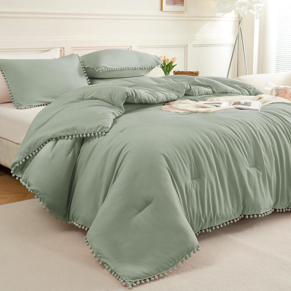 Saliegroene Boho dekbedset met pompon franje voor California King maat