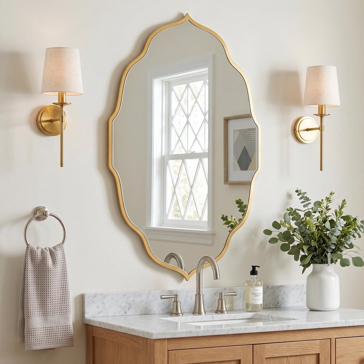 Merkloze gouden ovale wandspiegel met golfrand voor badkamer en woonkamer