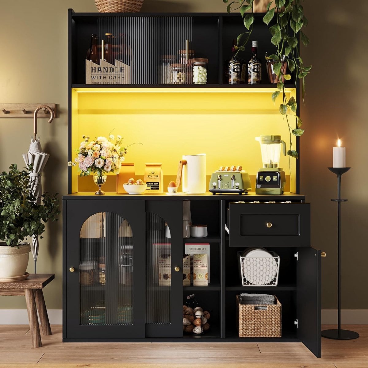 Hoge Multifunctionele Keukenkast met Glazen Deuren, LED Verlichting en Verstelbare Planken in Wood Effect