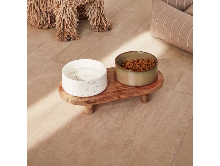 Kave Home Voerbak Dumbi Set van 2 stuks, Keramiek, Met houten standaard - Naturel