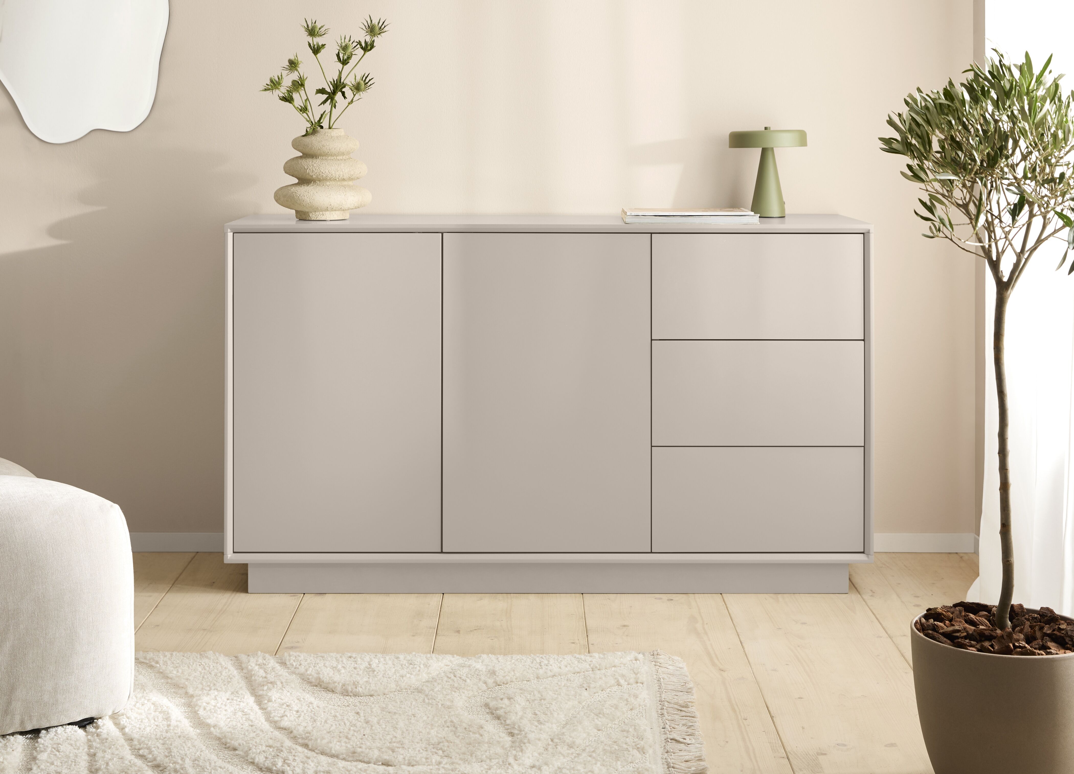 Sideboard HOMSY BY ANA JOHNSON "Storvia", kaschmir, B:140cm H:80cm T:40cm, Sideboards, Sideboard, seidenmatte Lackierung, geräuschlose Soft-Close-Schubladen, B 140 cm kaschmir B/H/T: 140cm x 80cm x 40cm, 3 Stk., Eukalyptus, 2 Stk.