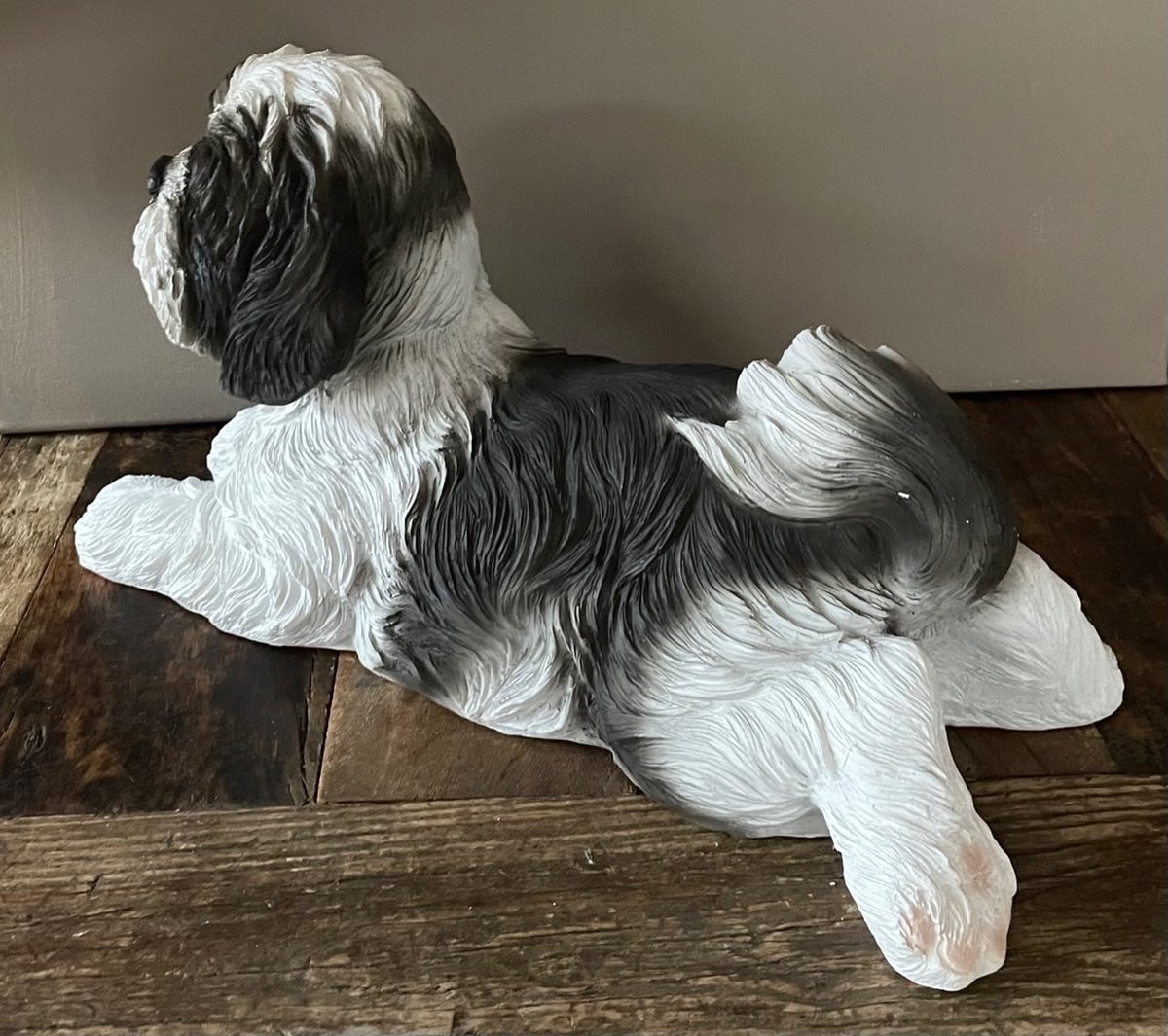 Decoratief liggend hondje Boomer beeldje zwart/wit B: 37 cm, D: 19 cm, H: 16 cm