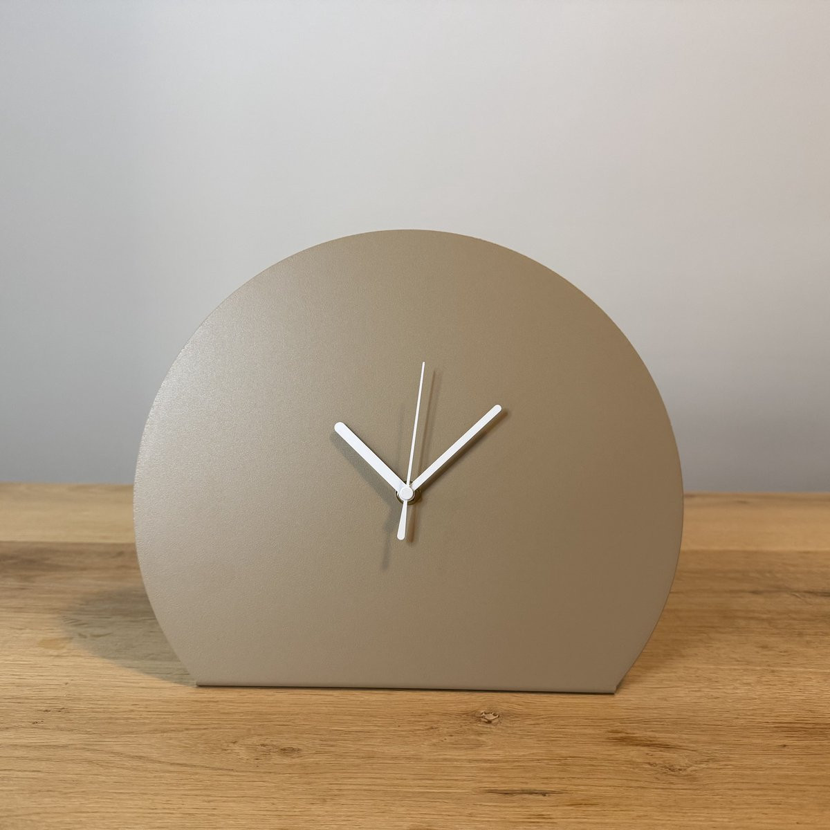 Stalen Design Tafelklok DRIFT - Grijsbeige - Diameter: 30 cm, Hoogte: 24,6 cm