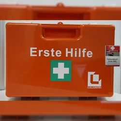 Lüllmann Erste-Hilfe-Koffer S + DIN-Füllung 13157 + Wandhalterung, inkl. 1x Verbandbuch