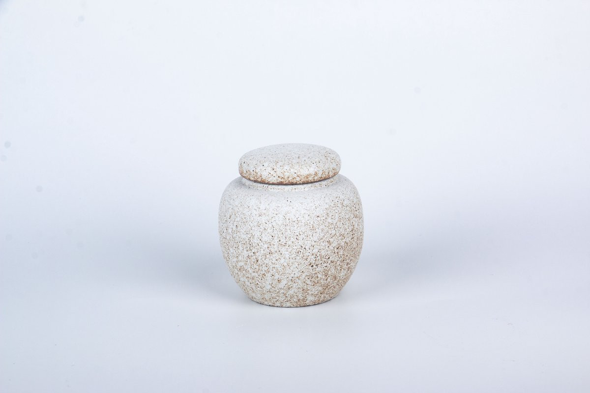 Keramieken mini urn in lichtgrijze cementlook