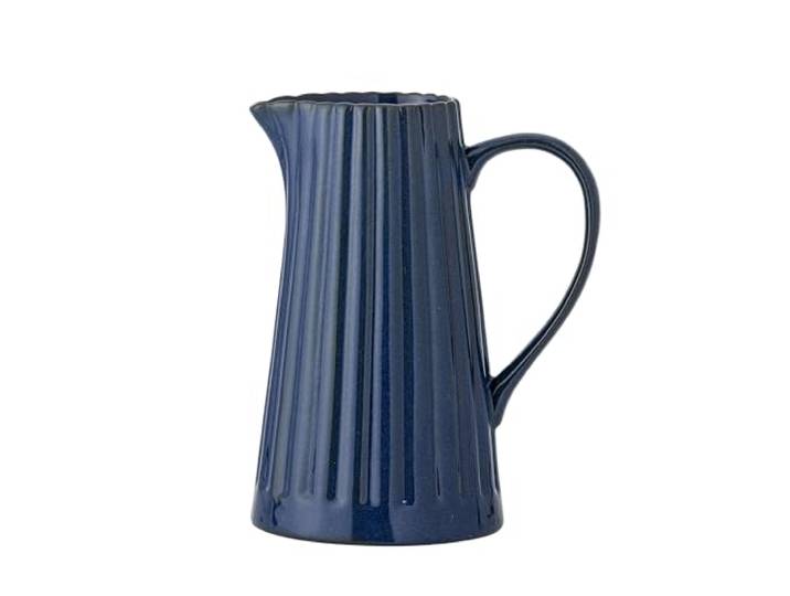 Latina Krug 1,2l – Steingut Wasserkrug mit vertikalen Linien – Eleganter Keramikkrug mit Griff – Hochwertige Kanne für Wasser, Saft & Milch – Spülmaschinengeeignet & einzigartiges Design (Dunkelblau)