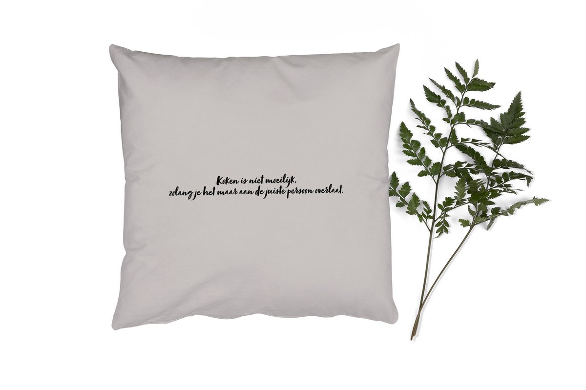 PillowMonkey Sierkussen Quote Koken is niet moeilijk - Taupe - 45 x 45 cm