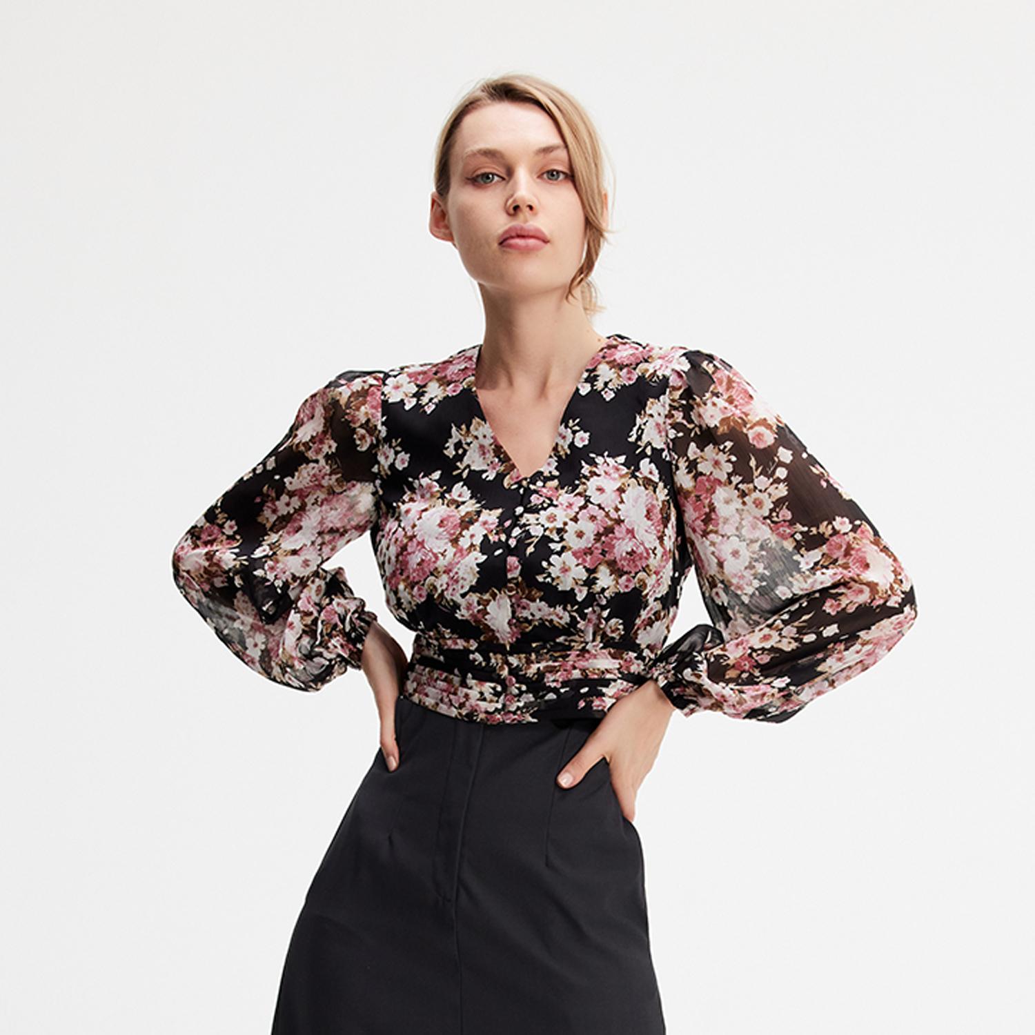 Kurze Bluse mit Blumendruck