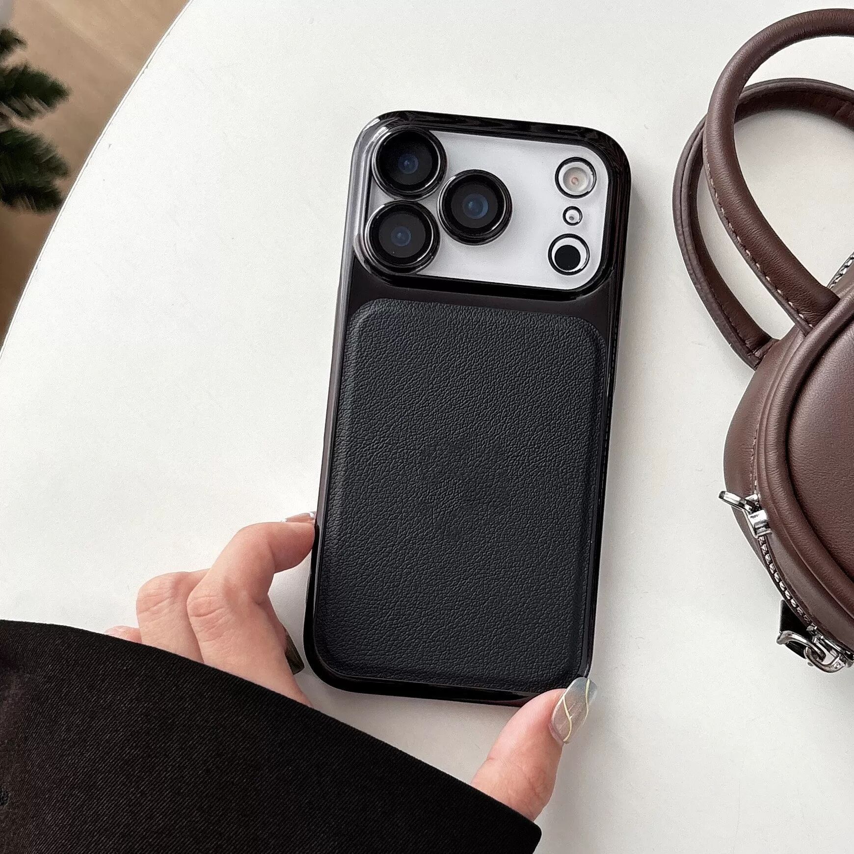 INF Schwarze Schutzhülle kompatibel mit iPhone 17 Pro - Stoßfest, Kratzfest, Anti-Fingerabdruck