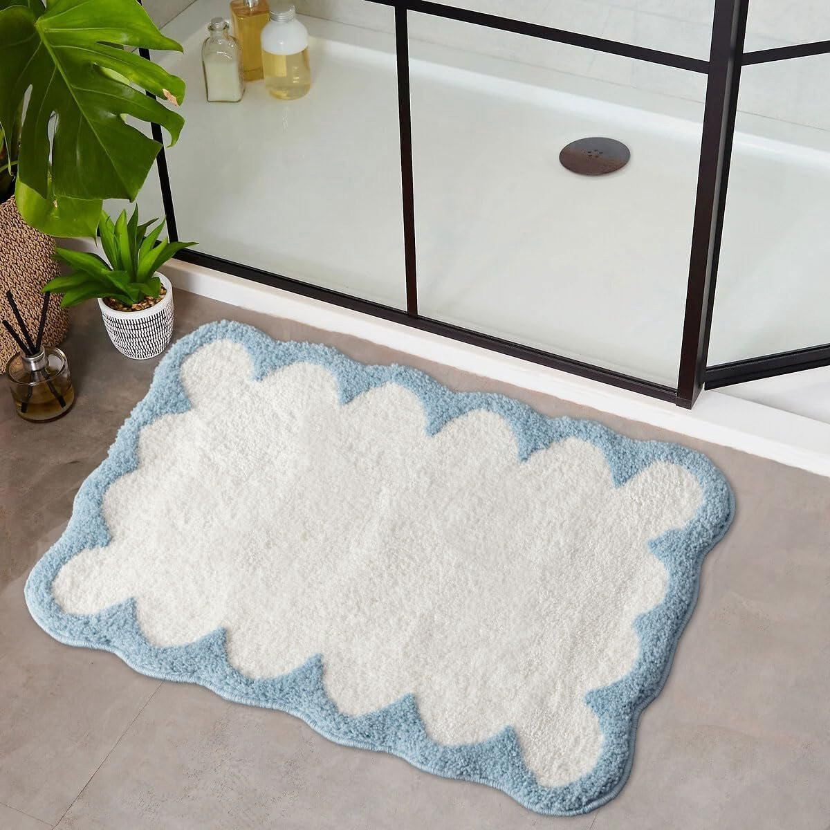 Lichtblauwe geschulpte badmat met antisliponderkant - 81 x 50 cm