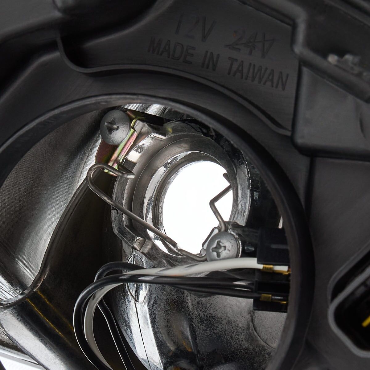 TYC 20-14354-16-2 Headlight