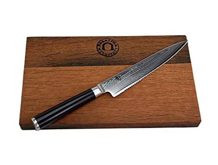 Kai Shun DM-0722 Tomatenmesser 15 cm mit Wellenschliff – Damastmesser Premium Küchenmesser für präzise Schnitte inkl. handgefertigtem Fassholzbrett aus Eiche 30x20 cm