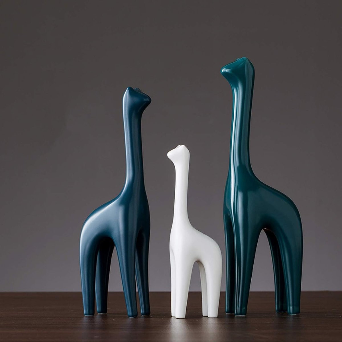 Handgemaakt wit keramiek beeldje met abstract Scandinavisch design voor op tafel
