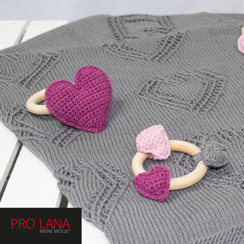 Strickanleitung – Baby Decke mit Beißring aus Pro Lana Baby Cotton Organic