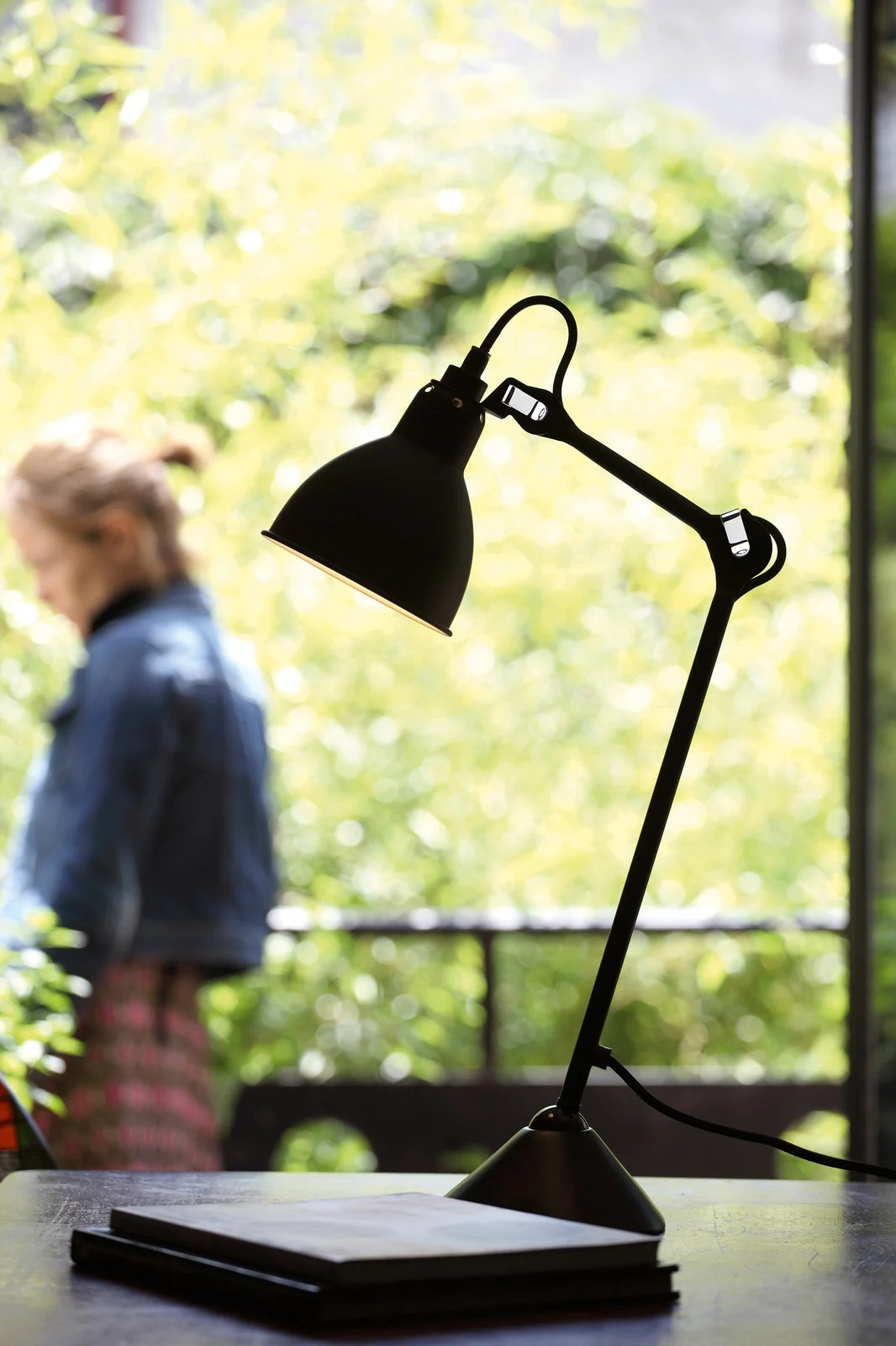 DCW Lampe Gras 205 tafellamp, zwart, metaal