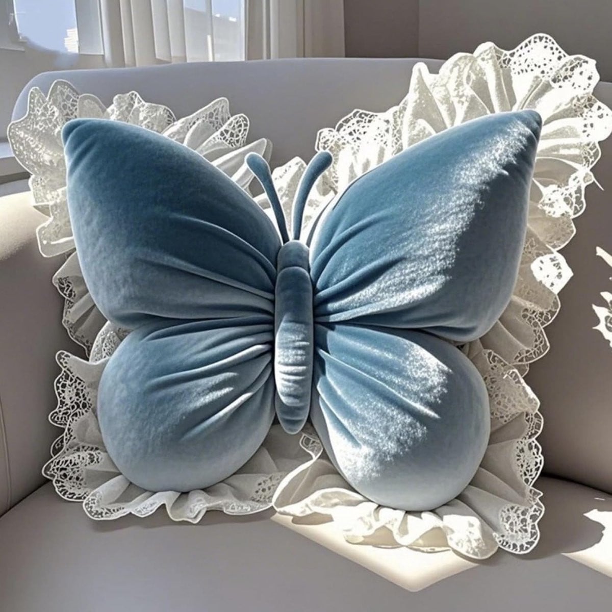 Blauw vlinderkussen met kanten versiering, decoratief kussen, 31 x 43 cm