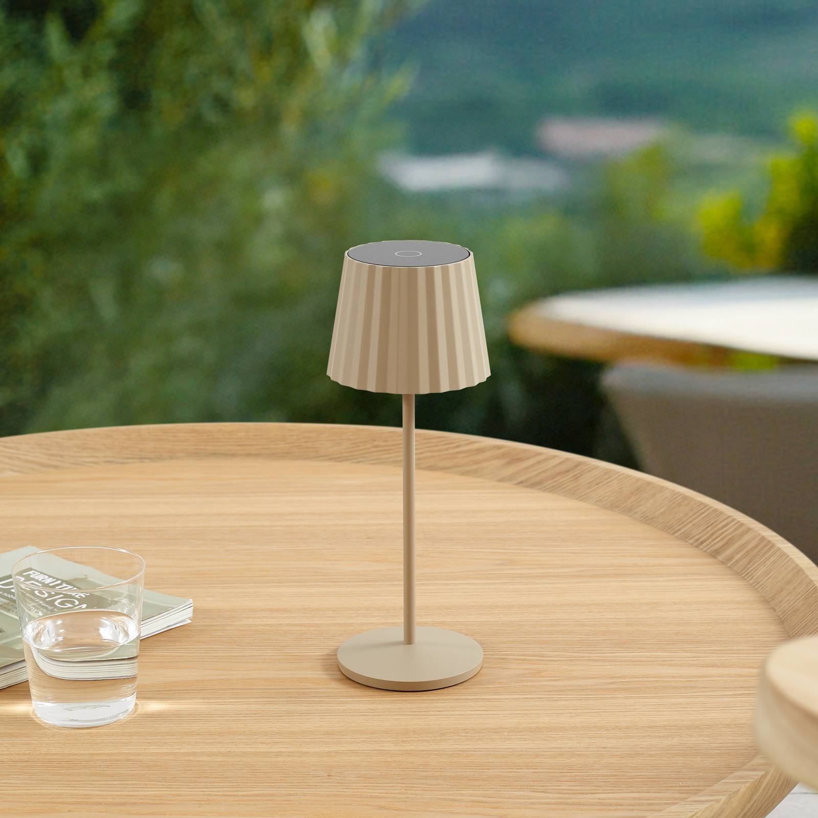 Lindby LED-Akku-Tischleuchte Esali, beige, Metall, IP65 Esali Lindby, dimmbar, creme / amber, für Wohn- / Esszimmer, Aluminium, Modern