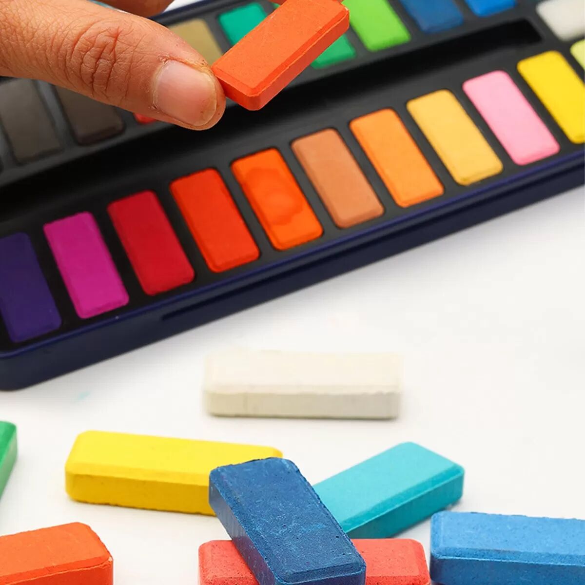 INF 24 Farben Aquarellfarben Set mit Eisenbox, Pinsel & Schwamm - Tragbare Feste Farben
