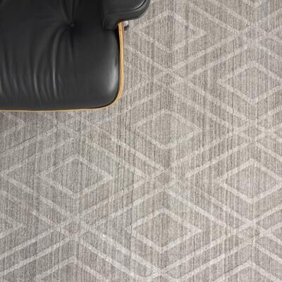 EXQUISITE RUGS Castelli Hand-loomed Bamboo Silk/Wool Grey Area Rug.