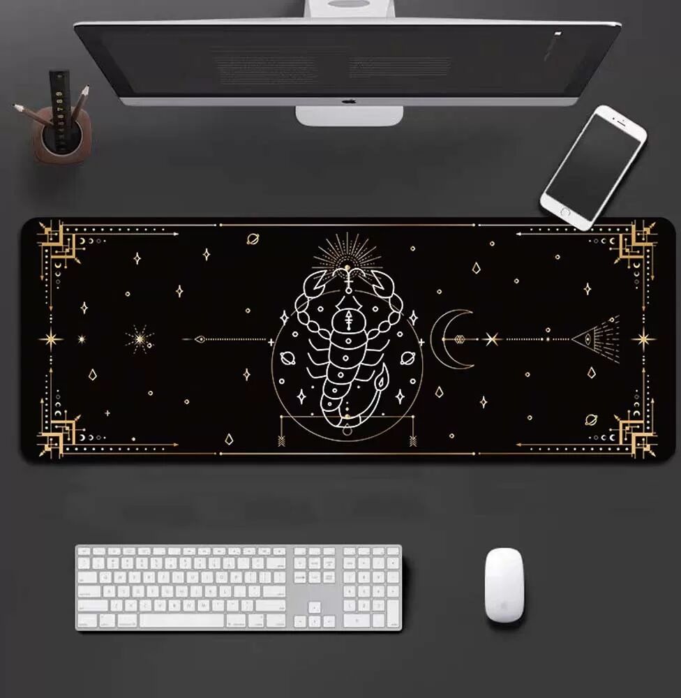 INF Skorpion-Tastaturmatte mit Umrandung - Großes, schwarzes Gaming-Mauspad mit Sternzeichen-Design