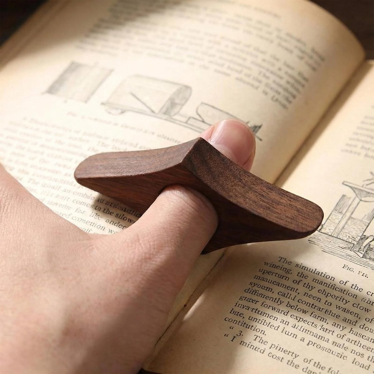 Houten Boekensteun in Walnoot voor Boekenliefhebbers