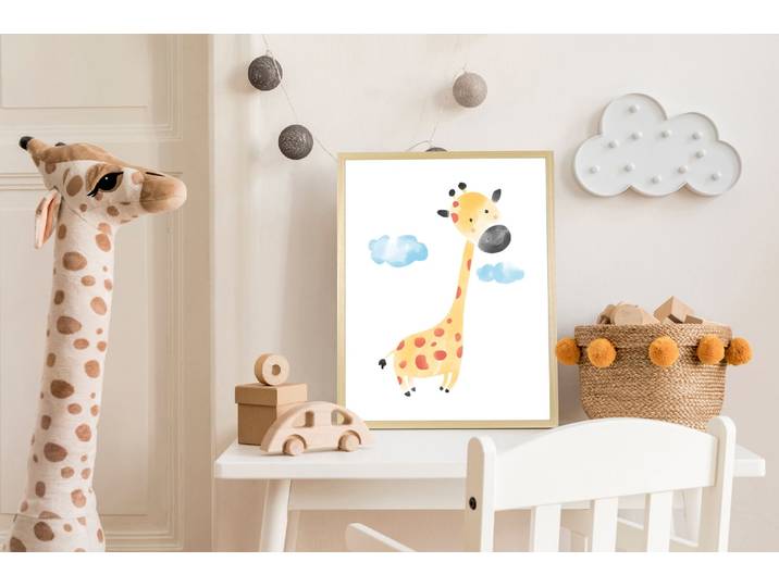 Bild mit Rahmen QUEENCE Niedliche Giraffe , gelb (farbe rahmen: natur, braun, beige, farbe bild(er): gelb), B:50cm H:70cm T:1,5cm, Holz, Plexiglas, Bilder, Bild mit Rahmen, HD Premium Posterdruck mit Echtholzrahmen