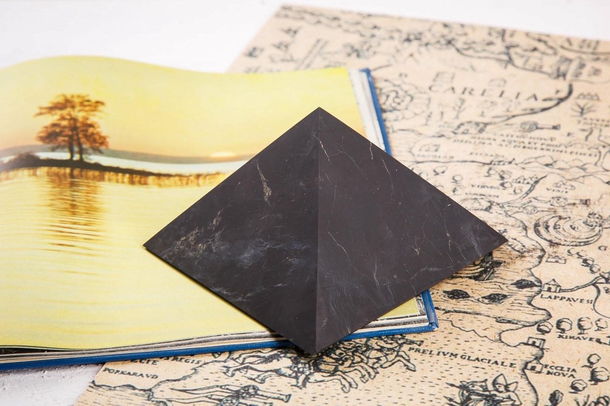 Shungite Pyramide 4 cm