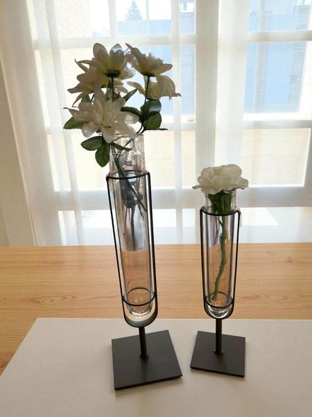 Vase Lazaro von WMG mit schwarzem Metallgestell