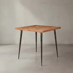 KADIMA DESIGN Industrial Esstisch, Akazienholz mit Fischgrät-Muster, Metallbeine, 80x80 cm.