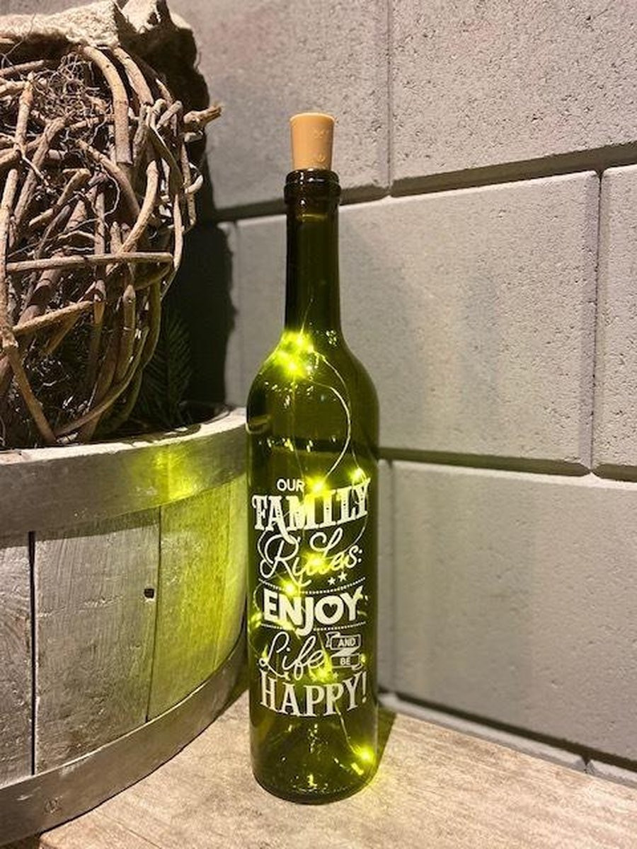 Decoratieve wijnfles met ledverlichting en tekst Our Family Rules: Enjoy Life and Be Happy