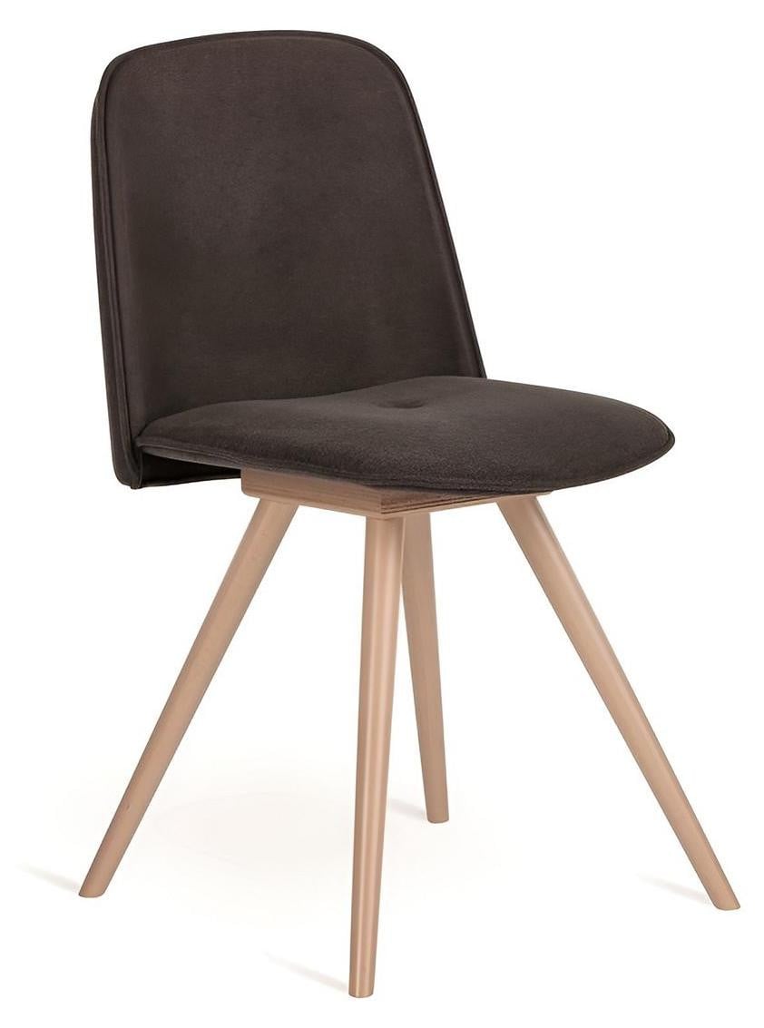 Bruine stoffen eetkamerstoel met designer houten poten